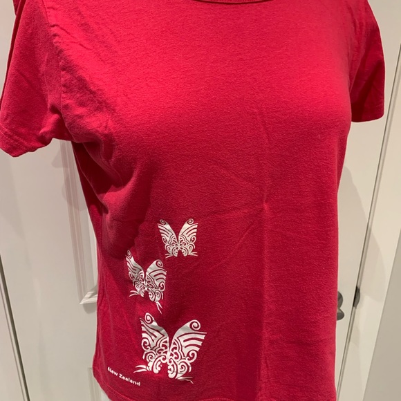 Red T-shirt,  print on front of NZ Maori faces - Picture 1 of 4